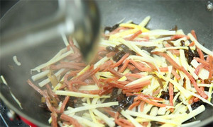 起油鍋，蒜茸煸香，倒入所有食材，加料酒翻炒至熟即可。