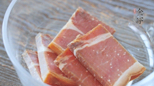 金字火腿切片溫水浸泡5分鐘。