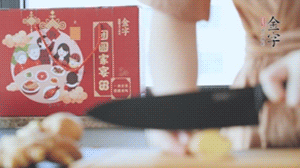 將處理好的老鴨放入冷水鍋中，丟入姜片，冷水煮沸去腥。