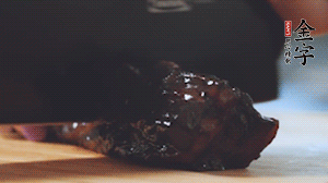 金字風味醬肉切小塊。