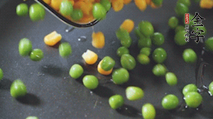 鍋7成熱時，下豌豆、玉米翻炒，再依次放醬肉、洋蔥碎、木耳碎。