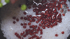 將炒好的食材和大米、紅豆一起放進電飯鍋煮。