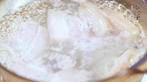 五花肉切塊，加姜片焯水備用。