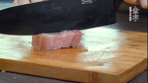 【餡料】1.金字淡咸肉加姜片料酒焯水，春筍焯水后切成小丁。