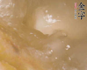 沸騰后撈出蔥結，小火燉45分鐘，加山藥再燉15分鐘。