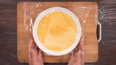 去除雞蛋液浮沫后，沸水上鍋蒸6分鐘。