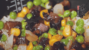 出鍋前加蠔油、生抽調味，撒點熟白芝麻即可。