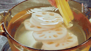 把藕和土豆焯水至八成熟，盛出瀝干水分。