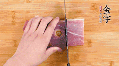 金字火腿切片，老豆腐切成塊，海鮮菇洗凈。