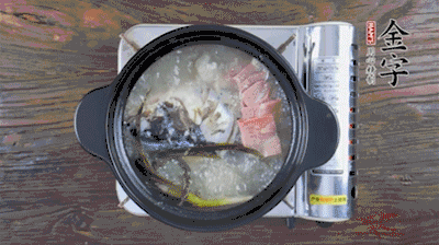 放豆腐、海鮮菇繼續(xù)中小火煮5分鐘。