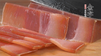 金字火腿切片，溫水浸泡5分鐘。