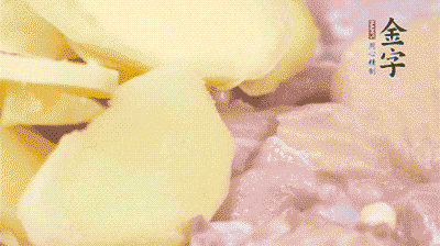 雞肉剁塊，用料酒、蔥、姜、鹽、糖拌均腌制20分鐘。