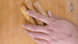 山藥去皮切斜刀塊，毛豆去外殼去膜，姜切片。