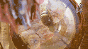 鍋中依次放姜片、排骨、火腿，加料酒、清水煮開(kāi)轉(zhuǎn)小火煮30分鐘。