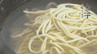 面條煮熟過涼水備用。