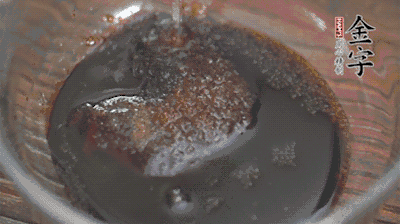 調(diào)配醬汁：耗油、生抽、老抽、糖、鹽、清水?dāng)嚢杈鶆颉?>
					</div>
					<span>步驟 3/5</span>
					<p>調(diào)配醬汁：耗油、生抽、老抽、糖、鹽、清水?dāng)嚢杈鶆颉?/p>
				</li><li>
					<div   id=