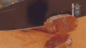 麻辣香腸蒸熟后，切片待用。