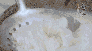 米粉煮熟過涼水備用。