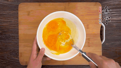 雞蛋加鹽、料酒打散后，加1.5倍溫水?dāng)嚢杈鶆颉?>
					</div>
					<span>步驟 2/5</span>
					<p>雞蛋加鹽、料酒打散后，加1.5倍溫水?dāng)嚢杈鶆颉?/p>
				</li><li>
					<div   id=