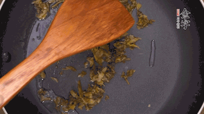 鍋中3成油溫時(shí)，下雪菜、辣椒圈翻炒40秒。