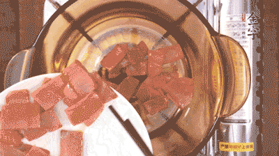 砂鍋中依次放火腿片、豆腐，大火燉開(kāi)轉(zhuǎn)中小火。