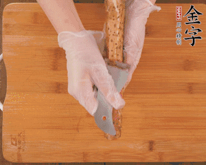 山藥去皮切滾刀塊，熱水汆燙30秒，撈出冷水浸泡。