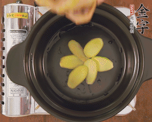 準備土砂鍋，放姜片、鴿子、火腿片、蔥結、料酒，加沒過食材多些的清水，中小火燉煮。