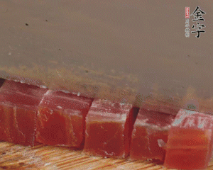 金字火腿切丁，春筍剝殼切丁，豌豆剝粒。