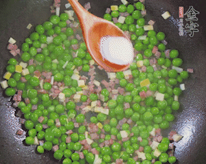 加水、料酒、鹽燒2分鐘即可。