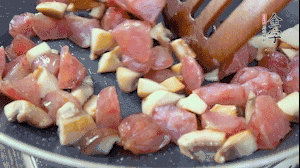 【餡料】4.鍋中油8成熱時(shí)，依次放入菌菇丁、香腸丁，適當(dāng)放點(diǎn)糖調(diào)味，炒熟。