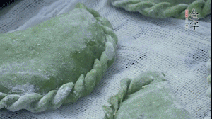 【制作】2.蒸架上墊浸濕的屜布，再放上清明果，大火蒸10~15分鐘，完成，出鍋啦！