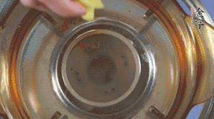 金字淡咸肉加姜片、料酒，冷水入鍋焯水。