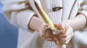 春筍切滾刀塊，加少許鹽，焯水備用。