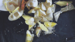 將淡咸肉、春筍、五花肉一起放入鍋中。