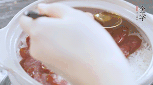 沿鍋邊倒一圈食用油蓋蓋，繼續(xù)小火燜8分鐘。