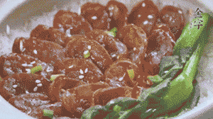 燜好后放入小青菜，均勻淋上醬汁，撒上蔥花或芝麻即可。