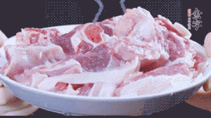 新鮮羊肉冷水入鍋，加姜片、清水焯水，除去血沫。