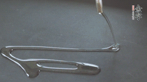 鍋中加少許油，爆香蔥姜蒜、香料 ，喜歡麻的也可以加點(diǎn)花椒！接著放入郫縣豆瓣醬煸炒出紅油。