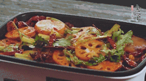 加入金字麻辣香腸，翻炒5分鐘左右。再加入之前準(zhǔn)備好的蔬菜，翻炒均勻，最后放入蝦。