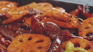 撒上芝麻和蔥，一道鮮香熱辣的麻辣香腸香鍋就做好了！