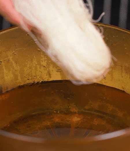 青番茄切片、金字臘肉切薄片、小米辣線椒切圈。