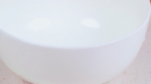 香腸切片，南瓜洗凈去皮切小塊，洋蔥切絲，米淘洗干凈備用。