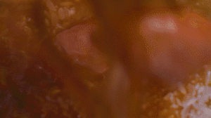 依次加入配方中的調(diào)味料調(diào)味，倒適量清水煮一下。