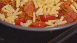 烤箱上下火180度預(yù)熱，將米飯分別盛入容器中。表面均勻的撒上馬蘇里拉芝士碎，放進(jìn)烤箱中層烤20分鐘左右，待芝士融化上色即可。