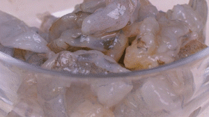 蝦去殼去蝦線，加姜絲、鹽腌制15分鐘，微煎1分鐘備用。