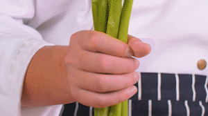 蘆筍刨去老筋，斜切小段。