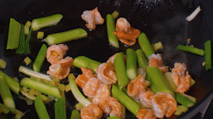 加入煎好的蝦仁，XO醬，以適量鹽、糖進(jìn)行調(diào)味翻炒。