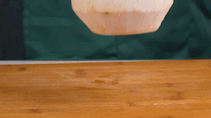 椰子切開頂部，把椰子水倒出，再把椰肉切片。