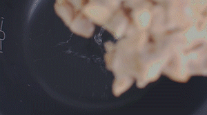 把雞、火腿、椰子水、椰肉、姜、紅棗放入電飯鍋，按下煲湯功能。