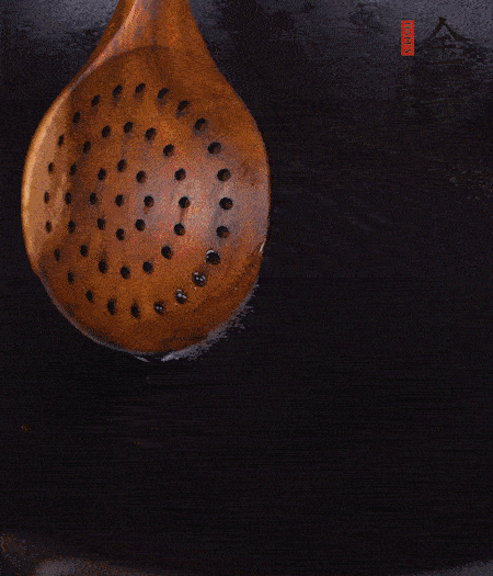 鍋中多倒些花生油，油溫達(dá)80度時(shí)，下芋頭丁炸 40 秒，直到表皮金黃，撈出待用。